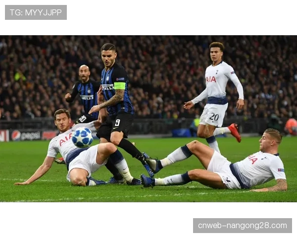 热刺主场北看季末票开售,球迷雨中排队等待购票